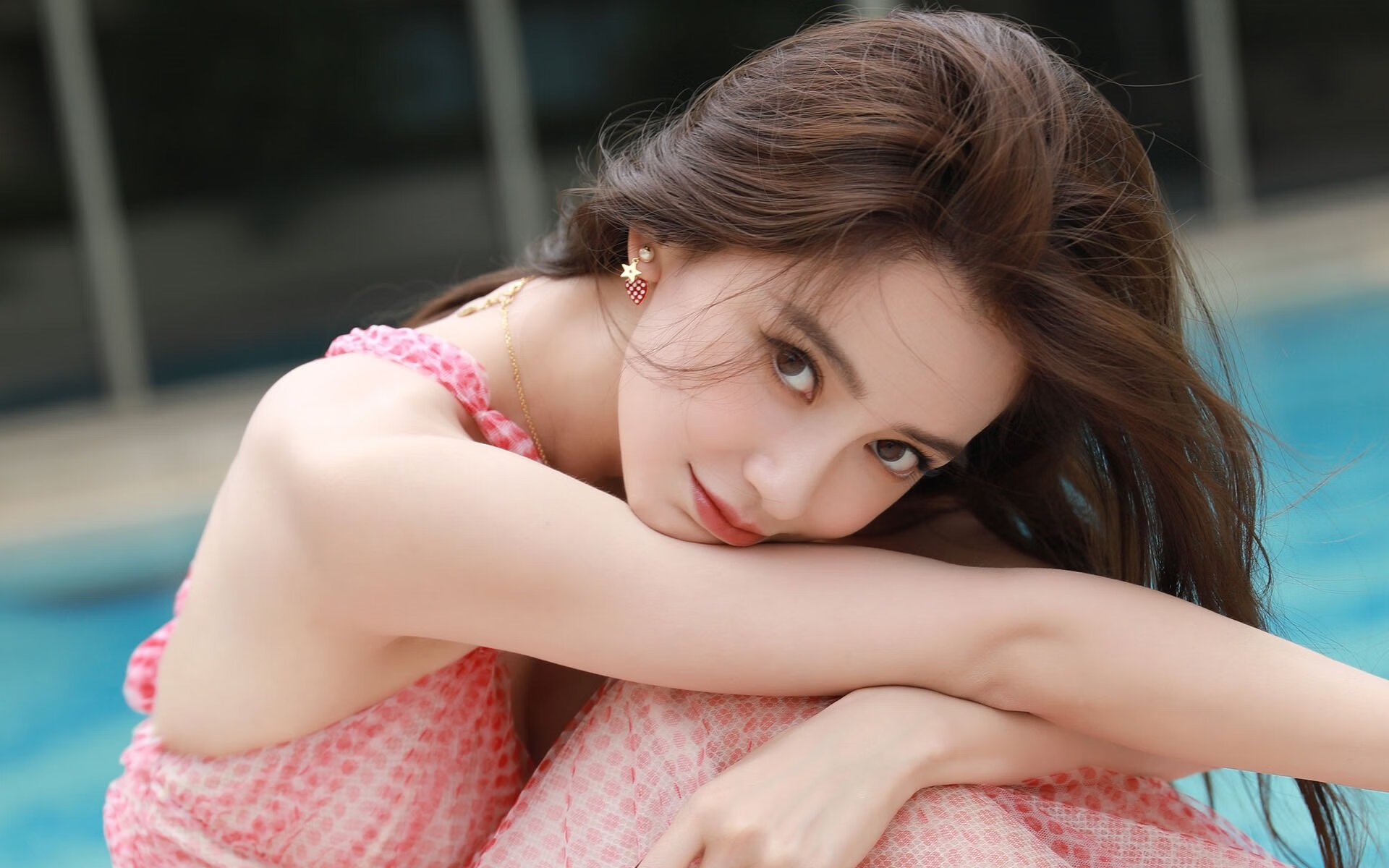 “东安湖赛场：铁人三项运动员挑战赛道，拼劲力与速度”