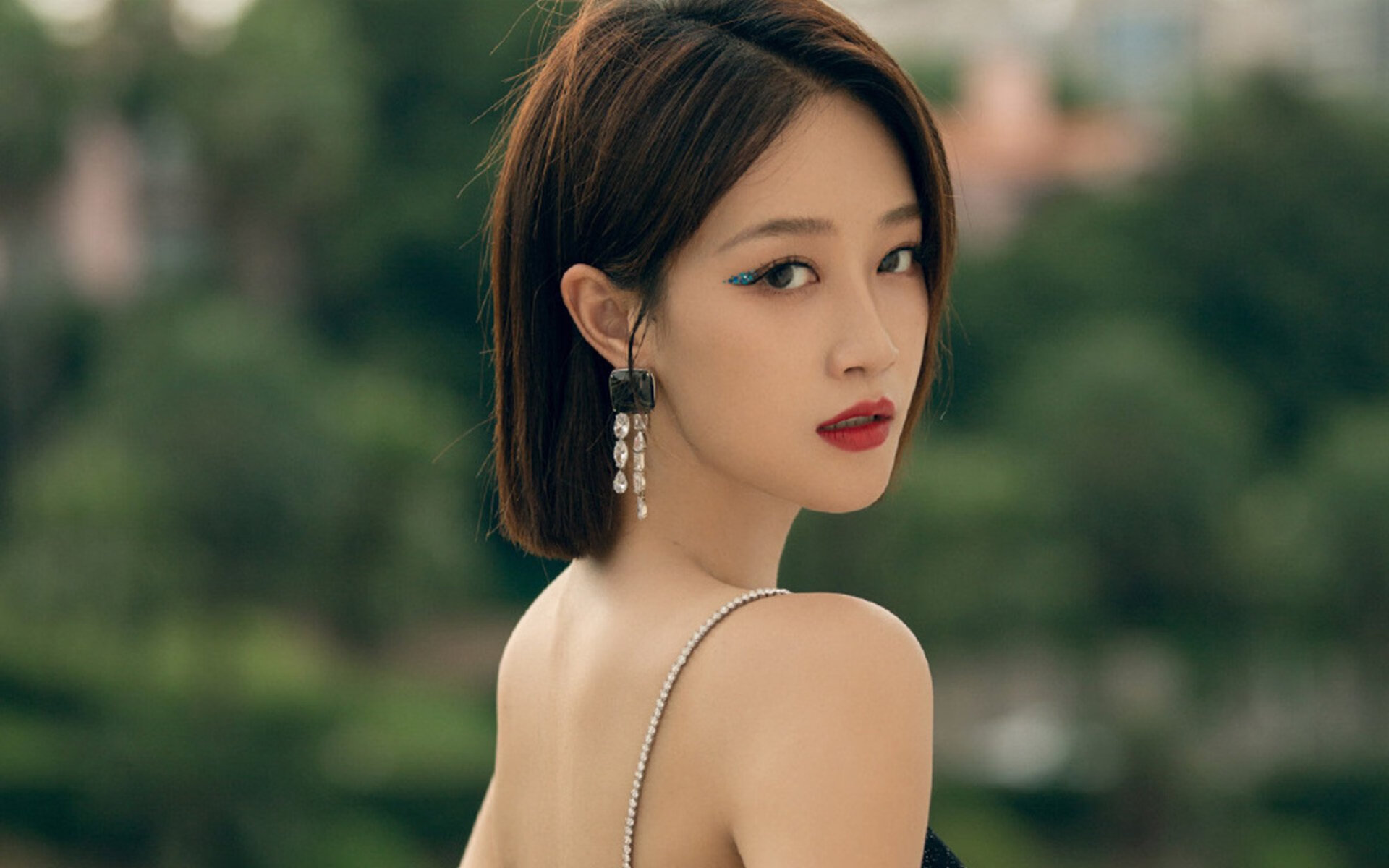 中锋做球与背身牵制作用突出，篮球中锋背打视频教程